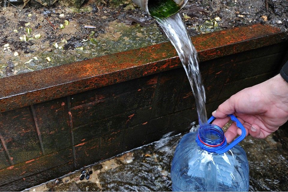 Источник питьевой воды в лагере. Источники питьевой воды. Набирает воду. Вода из родника. Питьевой источник.